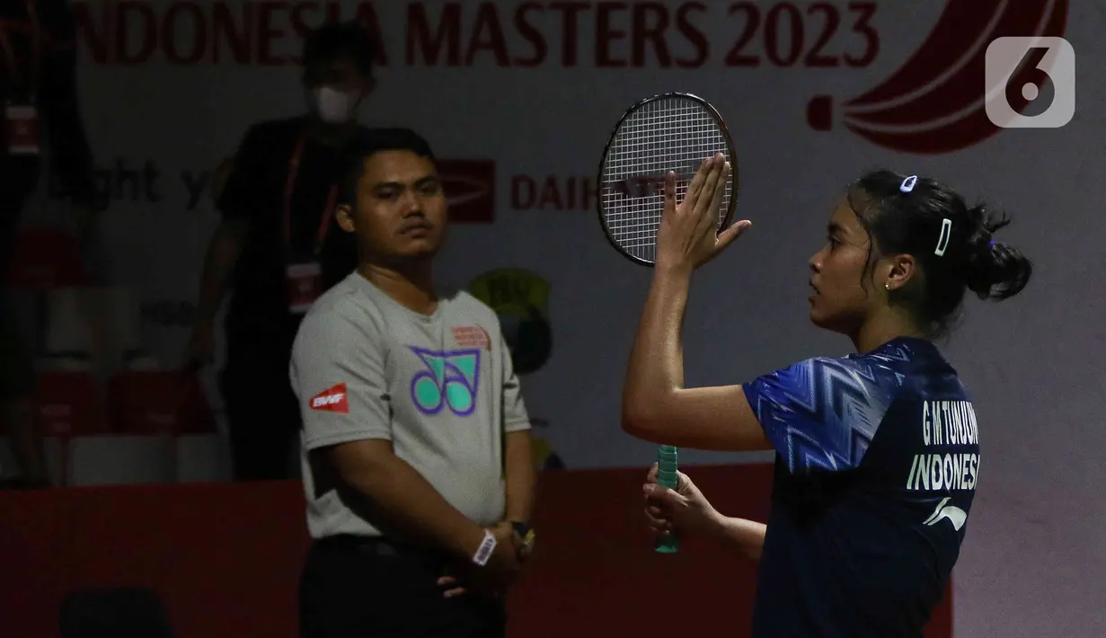 Pebulu tangkis tunggal putri Indonesia Gregoria Mariska Tunjung seusai melawan pebulu tangkis tunggal putri Sung Shuo Yun pada babak 32 besar turnamen Daihatsu Indonesia Masters 2023 di Istora Senayan, Jakarta, Rabu (25/1/2023). Gregoria Mariska Tunjung menang dengan skor 12-21, 21-18 dan 21-11. (Liputan6.com/Herman Zakharia)