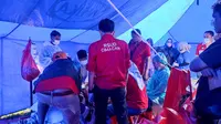 Seorang Ibu bernama Romlah (35) korban gempa bumi di Desa Sukamulya, Kecamatan Cugenang, Cianjur, melahirkan di posko pengungsian, Rabu (23/11/2022) sore. (Dok. Liputan6.com/Achmad Sudarno)