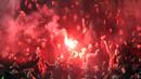 Aksi suporter Nice menyalakan flare saat timnya membobol gawang AS Monaco pada lanjutan Ligue 1 di Louis II Stadium, Monaco, (16/1/2018). AS Monaco bermain imbang 2-2 dengan Nice. (AFP/Valery Hache)