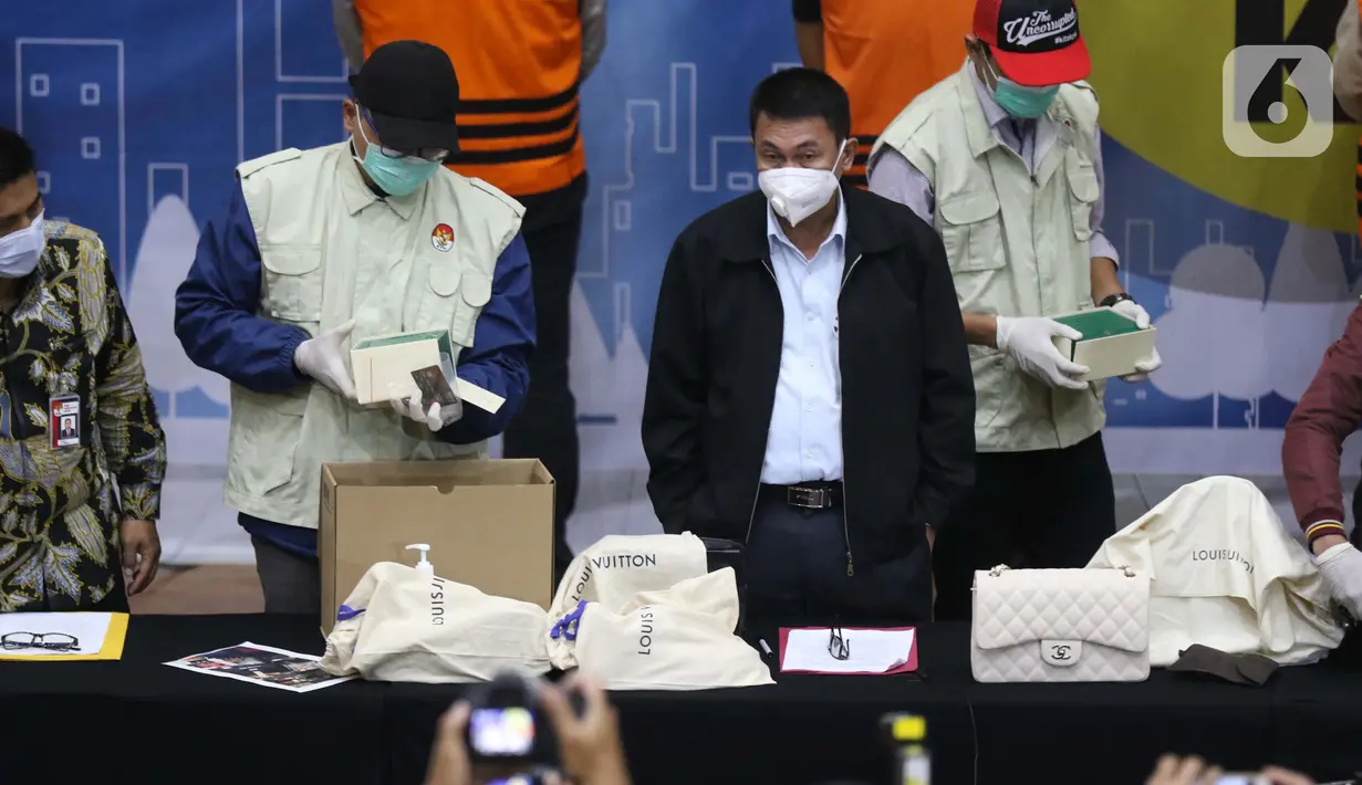 Wakil Ketua KPK, Nawawi Pomolango (jas hitam) bersama petugas menunjukkan barang bukti terkait penetapan Menteri Kelautan dan Perikanan, Edhy Prabowo sebagai tersangka kasus dugaan suap calon eksportir benih lobster di Gedung KPK Jakarta, Rabu (25/11/2020). (Liputan6.com/Helmi Fithriansyah)