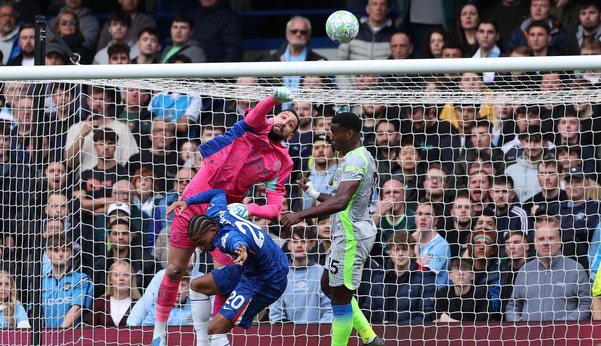 Skor kacamata sempat bertahan hingga waktu turun minum. Baik Man City maupun tuan rumah Chelsea tak mampu mencetak gol ke gawang satu sama lain. (AFP/Adrian Dennis)