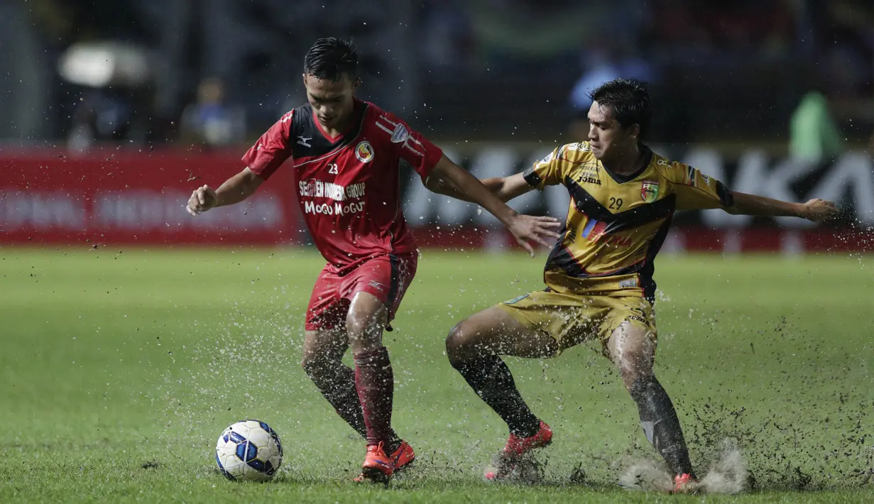Pemain Semen Padang, Adi Nugroho, berusaha melewati hadangan pemain Mitra Kukar pada laga final Piala Jenderal Sudirman. Adi Nugroho menjadi pencetak gol tunggal Semen Padang. (Bola.com/Vitalis Yogi Trisna)