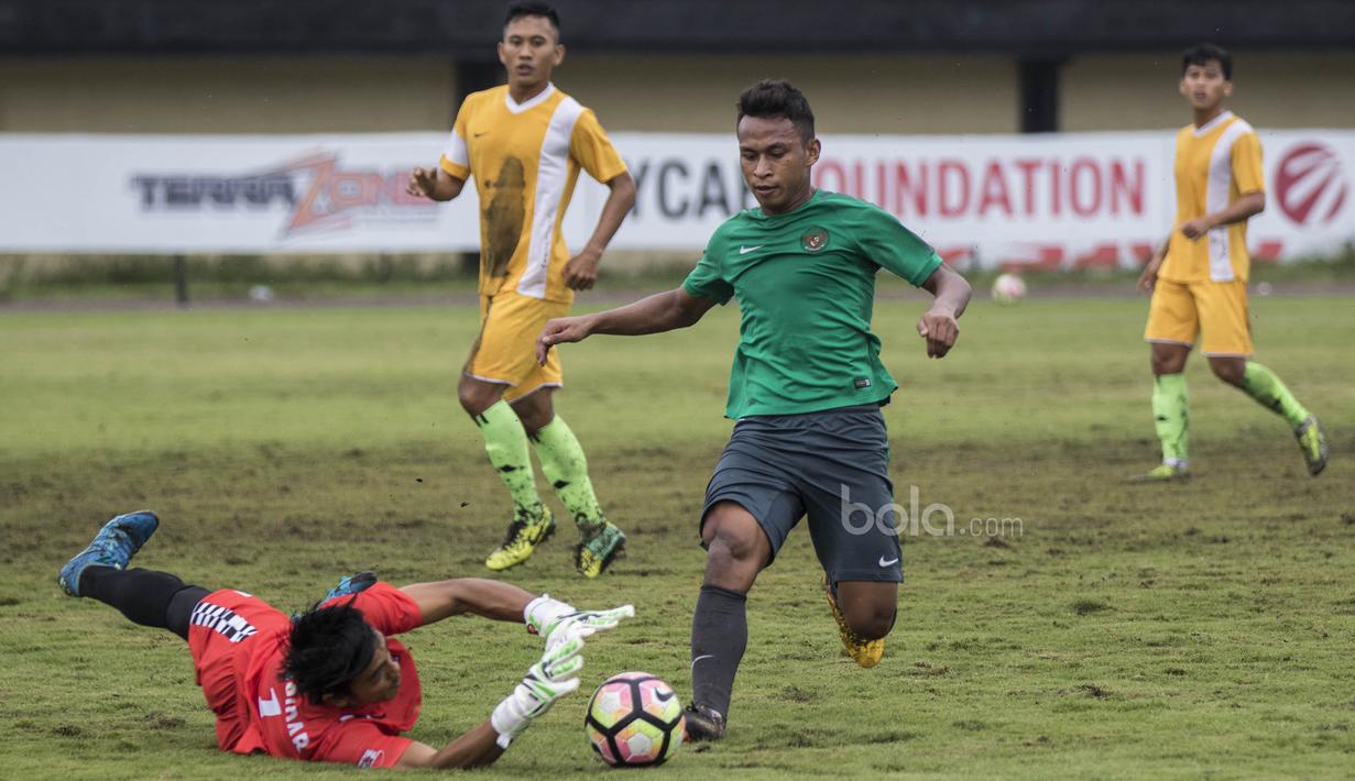 Gelandang Timnas Indonesia U-22, Osvaldo Haay, berusaha membobol gawang PS Badung pada laga uji coba di Stadion Kapten I Wayan Dipta, Bali, Senin (10/7/2017). Timnas U-22 menang 6-1 atas PS Badung. (Bola.com/Vitalis Yogi Trisna)