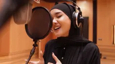 Dalam unggahan foto saat melakukan rekaman lagu, Cita Citata terlihat tampil dalam balutan hijab pasmina berwarna hitam. Penampilan wanita 28 tahun ini pun menjadi sorotan netizen. (Liputan6.com/IG/@cita_citata)
