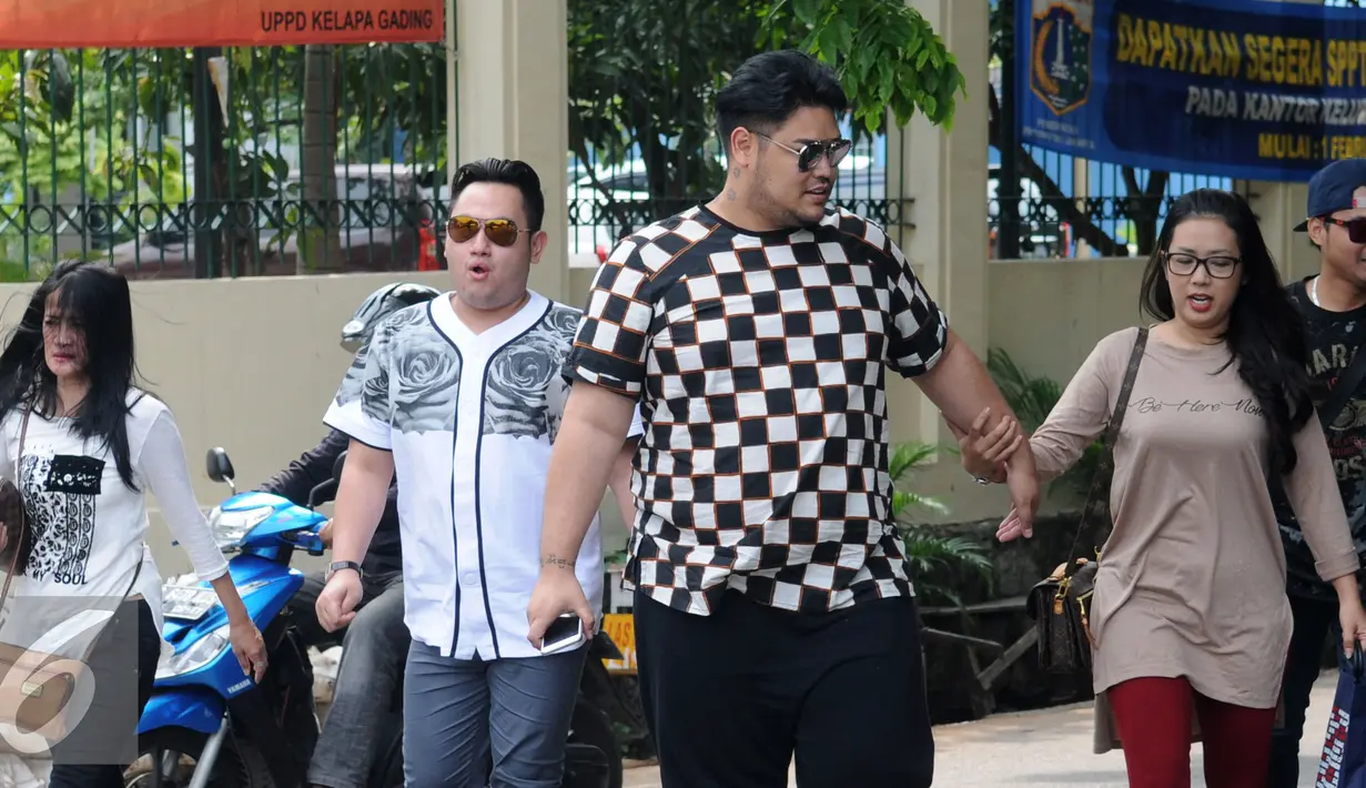 Desainer Ivan Gunawan bersama Nassar dan Soimah tiba di Polsek Kelapa Gading untuk menjenguk Saipul Jamil, Jakarta, Selasa (23/2). Kesibukan yang padat, membuat ketiganya baru memiliki waktu menjenguk duda Dewi Perssik. (Liputan6.com/Herman Zakharia)