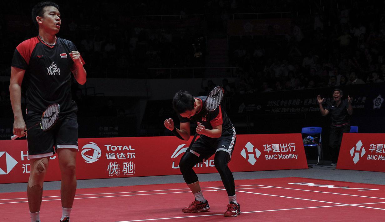 Ganda putra Indonesia, Mohammad Ahsan / Hendra Setiawan, berhasil mengalahkan ganda Jepang, Hiroyuki Endo / Yuta Watanabe, pada BWF World Tour di Tianhe Sports Center, Guangzhou, Minggu (15/12/2019). Ahsan / Hendra menang 24-22 dan 21-19. (AP/Andy Wong)
