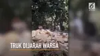 Warga sekitar lokasi kecelakaan, memanfaatkan keadaan.