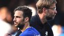 Pelatih Liverpool, Jurgen Klopp, menyapa gelandang Chelsea, Cesc Fabregas, usai laga Premier League di Stadion Stamford Bridge, London, Minggu (6/5/2018). Chelsea menang 1-0 atas Liverpool. (AFP/Glyn Kirk)