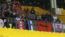 Spanduk bertuliskan Maluku dibentangkan fans Ajax Amsterdam di tribun tamu stadion Ernst Happel, Wina, Rabu (29/7) malam. (Bola.com/Reza Khomaini)