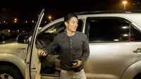 Rio Haryanto turun dari mobil saat tiba di Bandara Soekarno-Hatta, Tanggerang untuk berangkat ke Melbourne. (Bola.com/Vitalis Yogi Trisna)