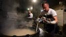 Karyawan memasukkan adonan donat khas Spanyol atau churros ke dalam minyak panas di restoran dessert tradisional La Manueta, Pamplona, Spanyol, Rabu (10/7/2019). Tekstur churros yang seperti donat membuatnya sangat cocok dicelup saus atau hanya diberi taburan gula halus. (JAIME REINA/AFP)
