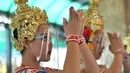 Para penari Thailand yang mengenakan pelindung wajah tampil di Kuil Erawan di Bangkok, pada 4 Mei 2020. Penampilan tari tersebut dilakukan setelah Pemerintah Thailand melonggarkan aturan pembatasan terkait penyebaran virus corona. (Xinhua/Rachen Sageamsak)