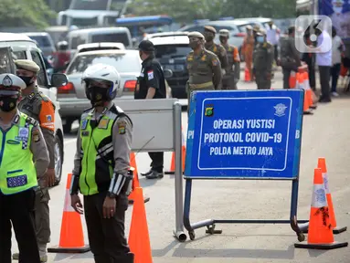 Petugas gabungan Satpol PP, Dishub dan TNI Polri melakukan operasi yustisi protokol kesehatan untuk meningkatkan kesadaran dan kedisiplinan warga di Lebek Bulus, Jakarta, Senin (14/9/2020). Pemprov DKI memperketat kembali PSBB karena kasus Covid-19 mengalami peningkatan. (merdeka.com/Dwi Narwoko)