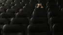 Seorang pria duduk di bioskop "Belas Artes" yang dibuka kembali di Sao Paulo, Brasil (10/10/2020). Kota Sao Paulo, Brasil, kota terbesar di Amerika Selatan, telah mengizinkan bioskop, teater, museum, dan ruang budaya lainnya untuk kembali dibuka mulai Sabtu (10/10). (Xinhua/Rahel Patrasso)