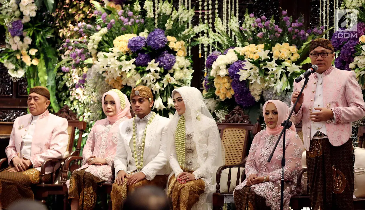 Ketua MPR Zulkifli Hasan memberikan sambutan saat Acara pernikahan Ray Zulham Farras Nugraha dengan DR. Milka Anisya Norosiya yang merupakan Anak Ketua MPR, di Jakarta, Minggu (24/9). (Liputan6.com/Johan Tallo)