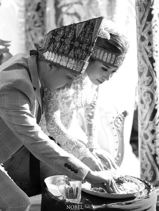 Selain Christy, ada juga mantan personel grup vokal Cherrybelle, Cherly yang juga menikah dengan pria Batak. Cherly menikah dengan Arthur Chandra Hasudungan Panjaitan, Jumat (17/11/2017). Keduanya menikah setelah sekitar 12 tahun pacaran. Sebelum menikah, Cherly mendapatkan marga Gultom.  [Instagram/cherly7uno]