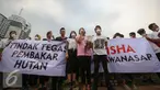 Artis dan aktivis menggelar aksi turun kejalan solidaritas #melawanasap di Patung Kuda kawasan Merdeka Barat, Jakarta, Jumat (9/10/2015). Aksi mendesak agar pemerintah segera bertanggung jawabnya untuk menanggulangi kebakaran. (Liputan6.com/Faizal Fanani)