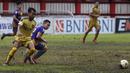 Gelandang Bhayangkara FC, Muhammad Hargianto, berusaha merebut bola saat melawan PSBL Langsa pada Piala Indonesia 2018 di Stadion PTIK, Jakarta, Jumat (1/2). Bhayangkara menang 4-3 atas PSBL. (Bola.com/Yoppy Renato)