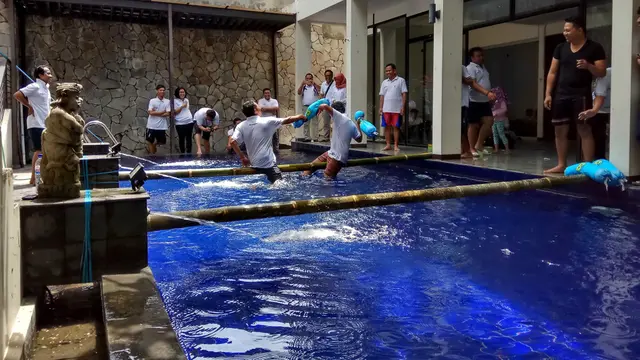 ilustrasi lomba gebuk bantal