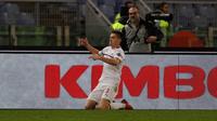 Pemain AC Milan, Krzysztof Piatek melakukan selebrasi usai mencetak gol ke gawang AS Roma pada laga pekan ke-22 Serie A di Stadion Olimpico, Roma, Italia, Minggu (3/2). AS Roma  menahan imbang AC Milan 1-1. (AP Photo/Gregorio Borgia)