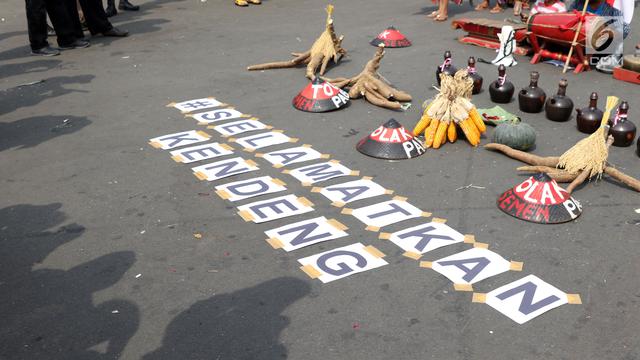 Petani Kendeng Gelar Tradisi Brokohan di Depan Istana