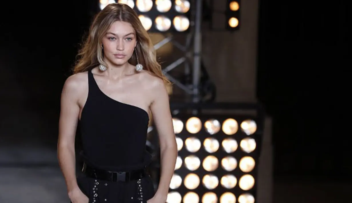 Gigi Hadid, tidak hanya berwajah cantik, namun ia juga berhati mulia dan kritis dalam membela kebenaran. Seperti yang ia lakukan terhadap teror yang terjadi di New York, Amerika Serikat, dan menimbulkan banyak korban.  (AFP/Patrick Kovarik)