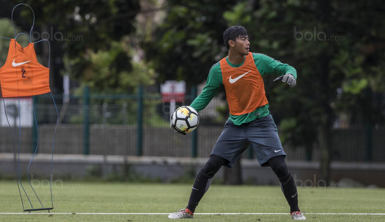 Kiper Timnas Indonesia, Satria Tama, berusaha melempar bola saat latihan di Lapangan ABC Senayan, Jakarta, Jumat (19/1/2018). Pemusatan latihan ini dilakukan jelang Asian Games 2018. (Bola.com/Vitalis Yogi Trisna)