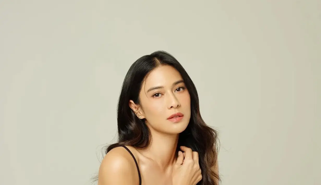 Lihat lagi pesona luar biasa Dian Sastrowardoyo dengan rambut terpanjangnya. Mana gaya rambut Dian Sastro yang jadi favoritmu, Sahabat FIMELA? [Foto: Instagram/therealdisastr]