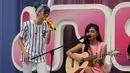 Pemenang keempat ajang Music Vidio Contest, Alif Ekacahya (kanan) berduet dengan Dara (personel The Virgin) saat tampil di panggung inBox SCTV di Cibinong, Bogor, Selasa (27/1/2015). (Liputan6.com/Helmi Fithriansyah)