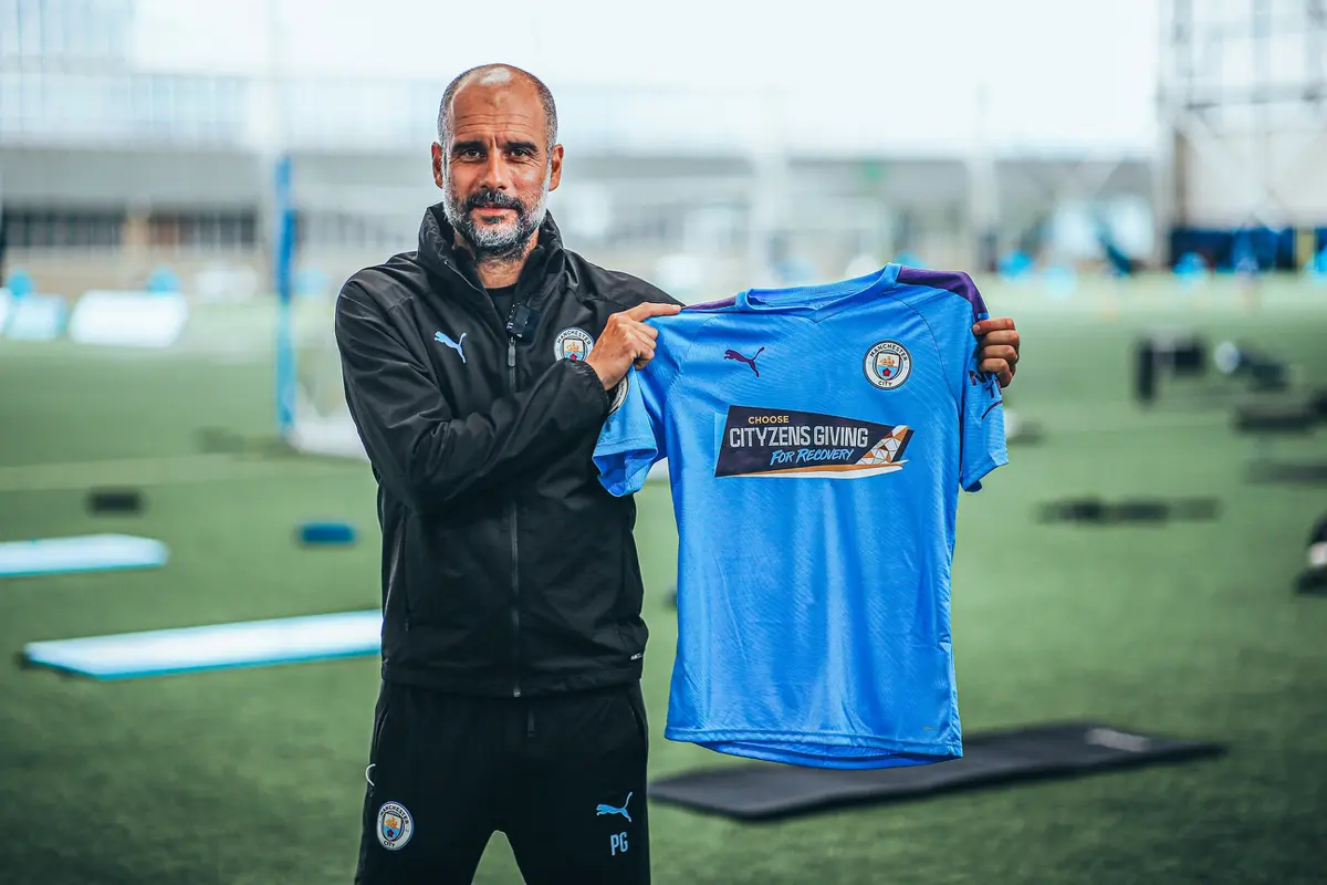 Pelatih Manchester City, Pep Guardiola, dengan jersey khusus