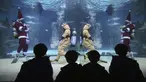 Sejumlah pengunjung menyaksikan aksi penyelam mengenakan pakaian Sinterklas di Coex Aquarium, Seoul, Korea Selatan (4/12/2019). Kegiatan ini untuk menyambut Natal 2019. (AP Photo/Ahn Young-joon)