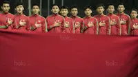 Para pemain Timnas Indonesia U-19 menyanyikan lagu Indonesia Raya sebelum melawan Kamboja U-19 pada laga persahabatan di Stadion Patriot, Bekasi, Rabu (4/10/2017). Indonesia menang 2-0 atas Kamboja. (Bola.com/Vitalis Yogi Trisna)