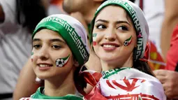 Dua orang Suporter Iran saat menyaksikan laga melawan Portugal pada laga Piala Dunia di Stadion Mordovia, Rusia, Senin (25/6/2018). Iran bermain imbang 1-1 dengan Portugal. (AFP/Filippo Monteforte)
