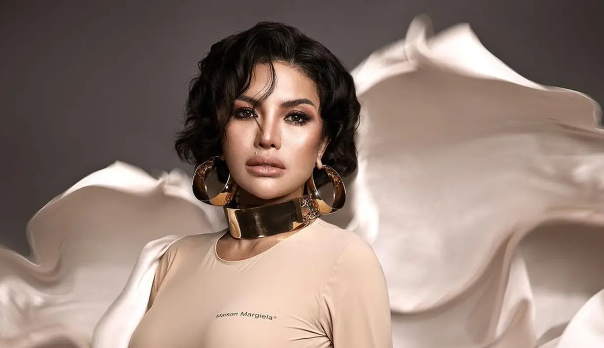 Bintang film Comic 8 ini juga tampil elegan dengan blush on berwarna kecokelatan yang dipadukan dengan highlighter di bagian pipi dan ujung hidungnya. Untuk bagian bibir, Nikita Mirzani memilih lipstik berwarna nude. (Liputan6.com/IG/@denymirrorcle)