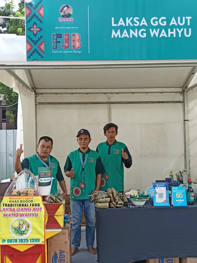 Wahyu (kiri), pemilik Laksa GG Aut Mang Wahyu