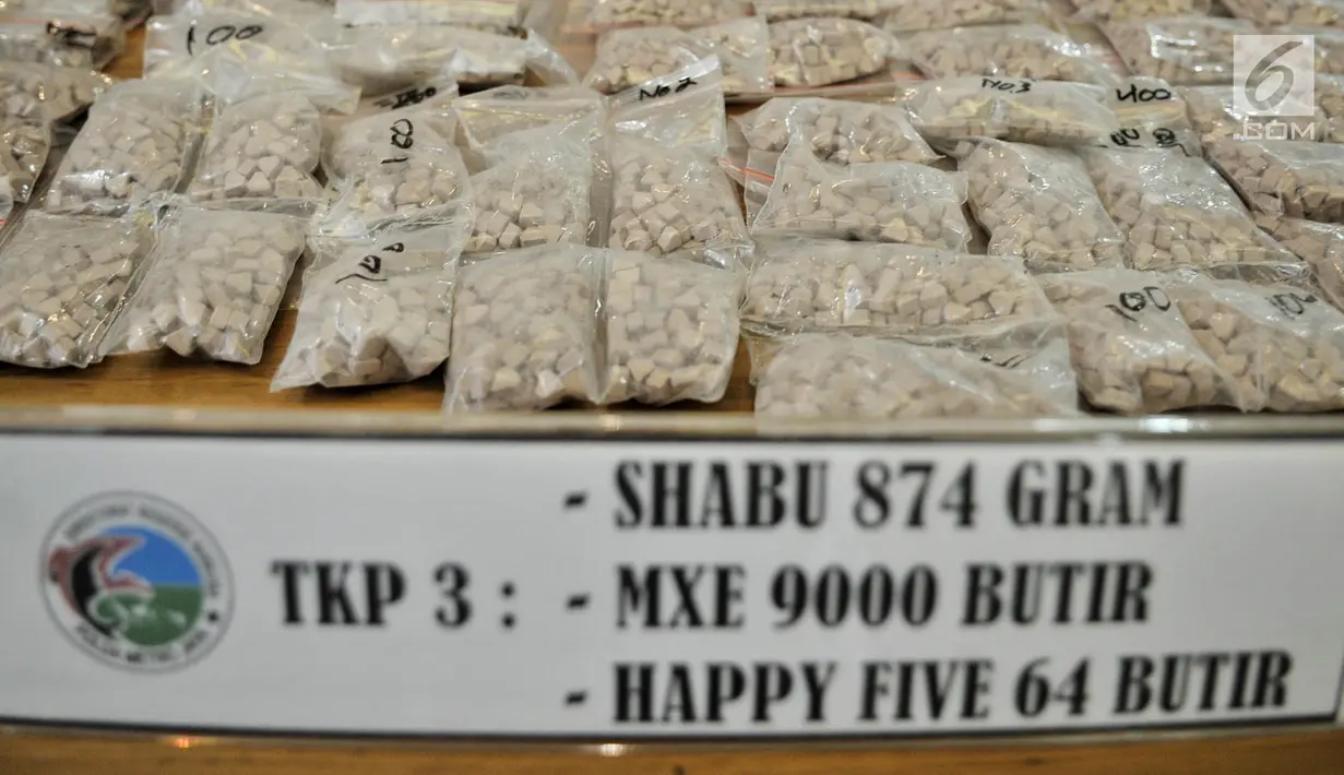 Barang bukti shabu berbentuk 'Diamond' diperlihatkan saat rilis di Mapolda Metro Jaya, Jakarta, Senin (25/2). Subdit I Ditresnarkoba Polda Metro Jaya berhasil mengungkap jaringan internasional Malaysia-Pontianak-Jakarta. (Merdeka.com/Iqbal S. Nugroho)