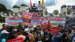 Dalam aksinya, mereka menyuarakan penolakan terhadap hasil Pemilu 2024 dan mendukung langkah Hak Angket. (merdeka.com/Arie Basuki)