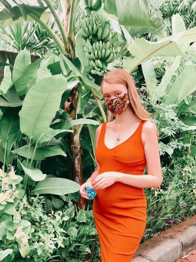 Sedang Hamil, Ini 6 Potret Baby Bump Polly Alexandria Bule yang Nikahi Pria Muntilan