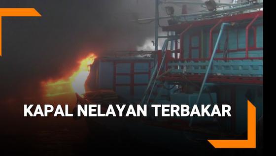 VIDEO: Detik-Detik Kapal Nelayan Terbakar di Muara Baru