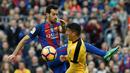 Gelandang Barcelona, Sergio Busquets, berebut bola dengan gelandang Malaga, Pablo Fornals, dalam lanjutan La Liga di Camp Nou, Barcelona, Sabtu (19/11/2016). (AFP/Lluis Gene)