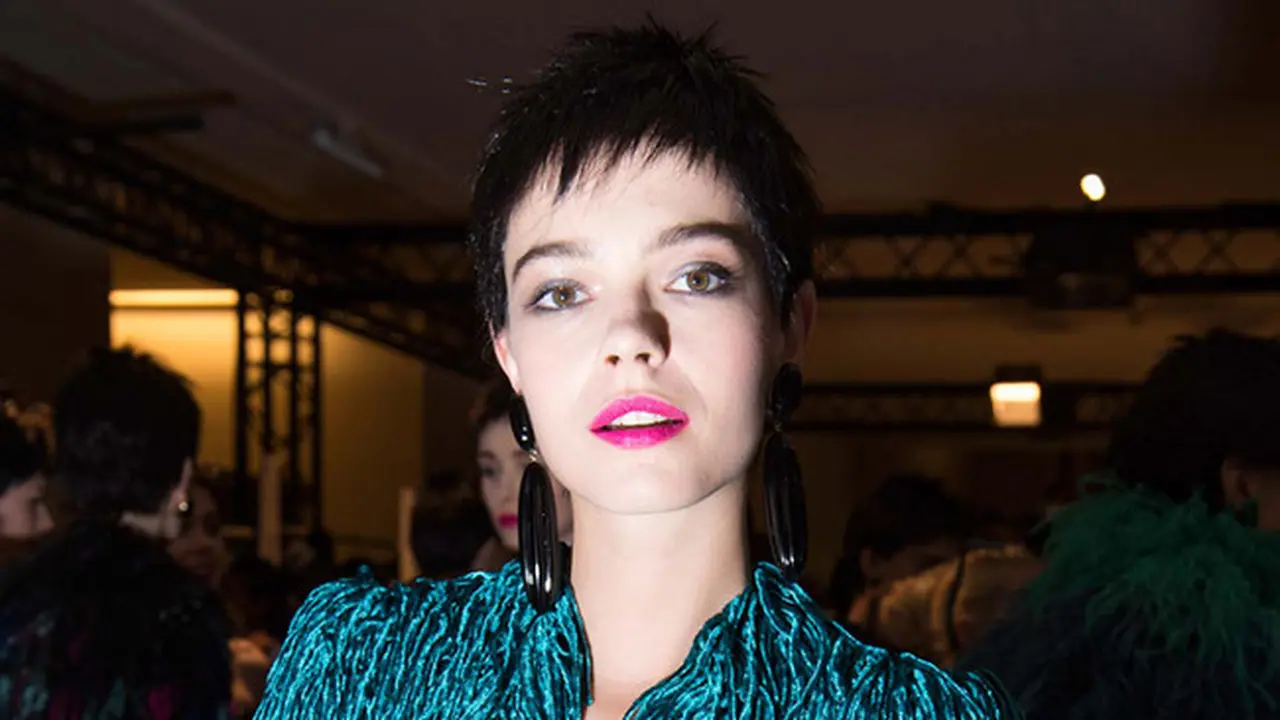 Shocking Pink: Versi Baru Lipstik Merah (sabtu)