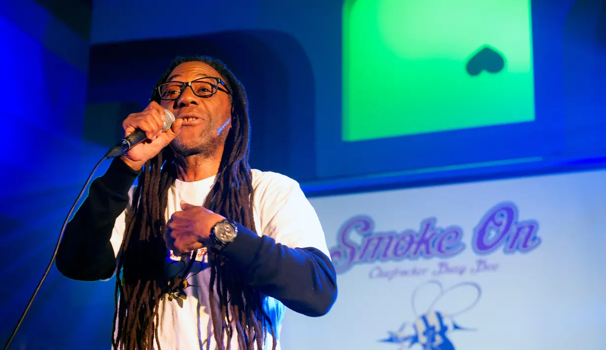Rapper DJ Busy Bee menghibur anggota Gereja Ganja Internasional selama perayaan Hari Ganja Sedunia atau lebih dikenal dengan 4/20 di Denver, Colorado, AS, Jumat (20/4). Para anggota menyebut diri mereka sebagai Elevasionis. (AFP PHOTO/Jason Connolly)