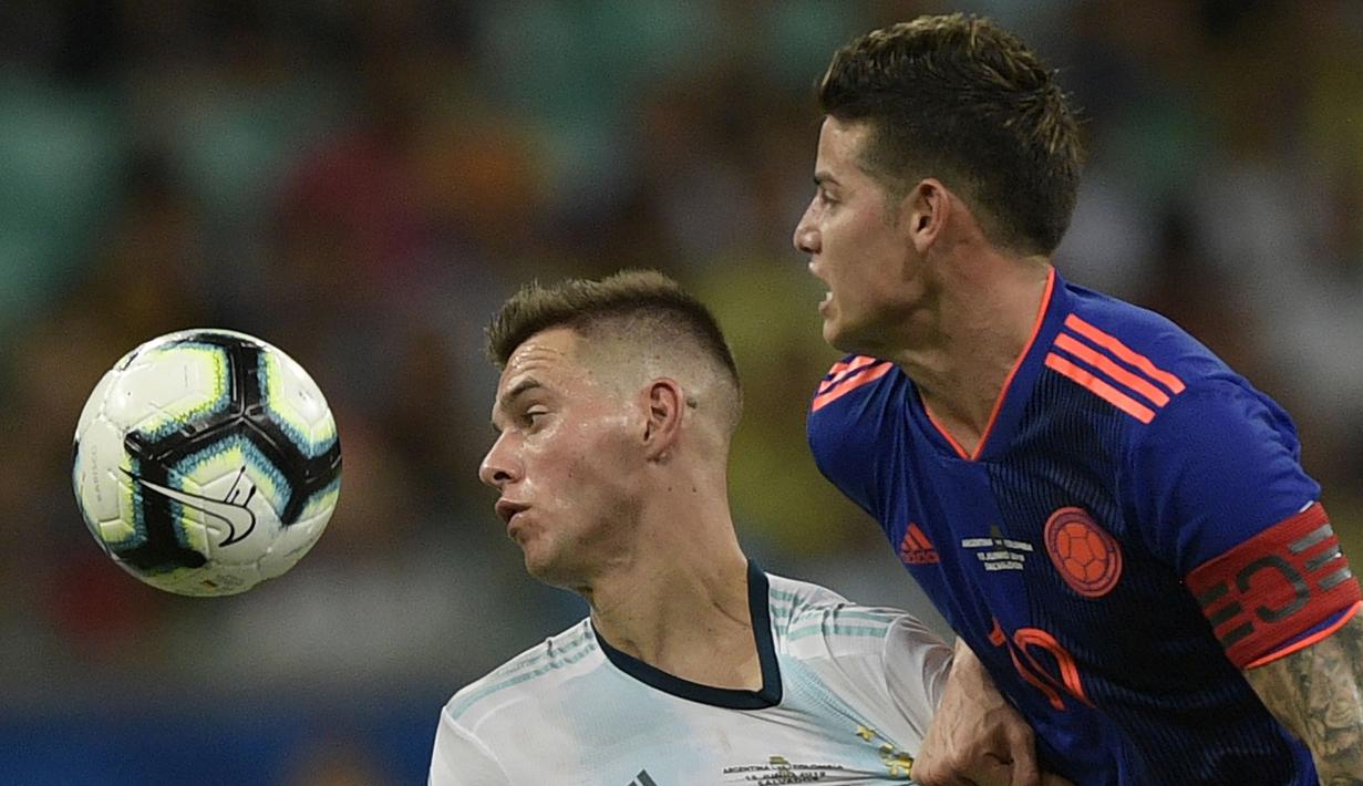 Gelandang Kolombia, James Rodriguez, berebut bola dengan gelandang Argentina, Giovani Lo Celso, pada laga Copa America 2019 di Stadion Fonte Nova, Salvador, (Sabtu (15/6). Argentina kalah 0-2 dari Kolombia. (AFP/Juan Mabromata)