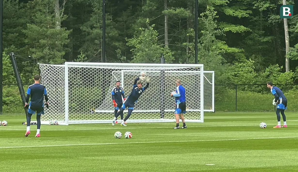 Para penjaga gawang Timnas Skotlandia menjalani latihan khusus di New England Revolution Training Center, Foxborough, Boston, Amerika Serikat, Kamis (18/6/2026). Sesi ini difokuskan untuk mengasah refleks, penyelamatan, dan antisipasi bola jelang laga Grup C Piala Dunia 2026. (KLY Sports/Hery Kurniawan)