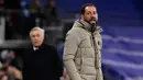 Reaksi pelatih Elche, Pablo Machin saat menghadapi Real Madrid pada laga Liga Spanyol 2022/2023 di Santiago Bernabeu Stadium, Madrid (15/2/2023). Pablo Machin yang menjabat pelatih Elche sejak 17 November 2022 dipecat pada 20 Maret 2023 setelah gagal mendongkrak posisi timnya keluar dari posisi buncit klasemen Liga Spanyol. (AFP/Javier Soriano)