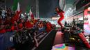 Selebrasi pembalap tim Scuderia Ferrari, Carlos Sainz setelah memenangi balapan F1 GP Singapura 2023 di Marina Bay Street Circuit, Singapura, Minggu (17/9/2023) malam WIB. (AFP/Mohd Rasfan)