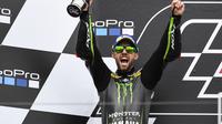 Selebrasi pembalap Yamaha Tech 3, Jonas Folger saat naik podium kedua MotoGP Jerman 2017. (ROBERT MICHAEL / AFP)