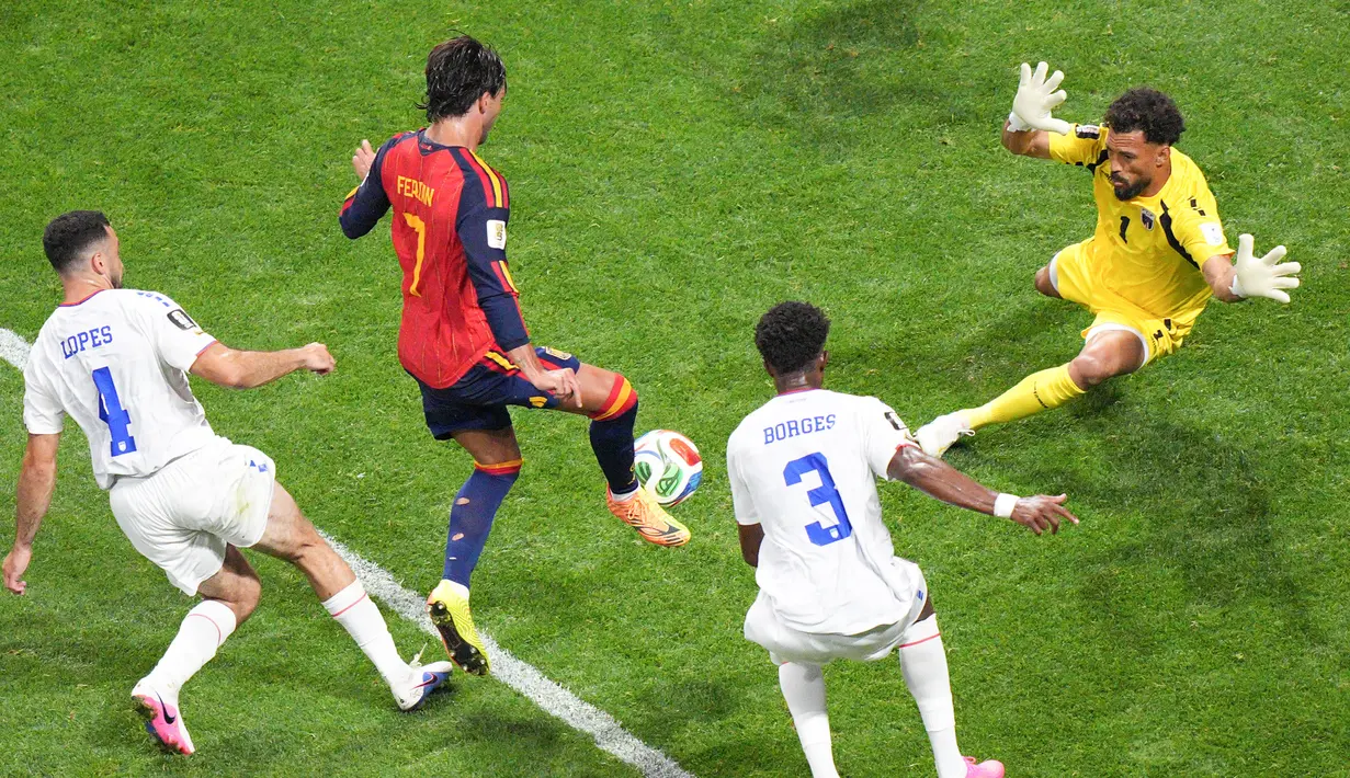 Vozinha memang sukses membuat frustrasi lini depan Timnas Spanyol, sang juara Eropa. (AP Photo/Jacob Kupferman)