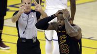 Ekspresi pemain Cavaliers, LeBron James (23) melakukan protes kepada wasit pada gim pertama final NBA basketball di Oakland, California, (31/5/2018). Warriors menang 124-114. (AP/Marcio Jose Sanchez)