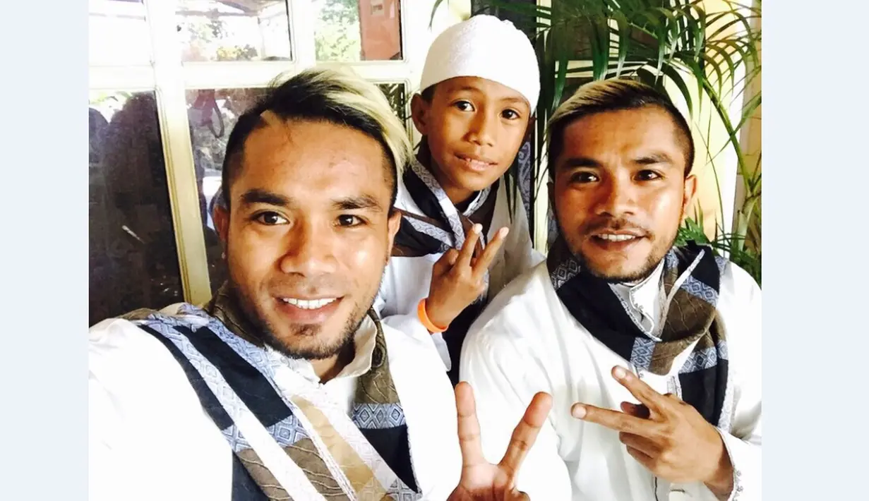 Pemain Persipura, Zulham Zamrun (kanan), selfie bersama adiknya yang pemain Pusamania Borneo FC, Zulvin Zamrun (kiri). 